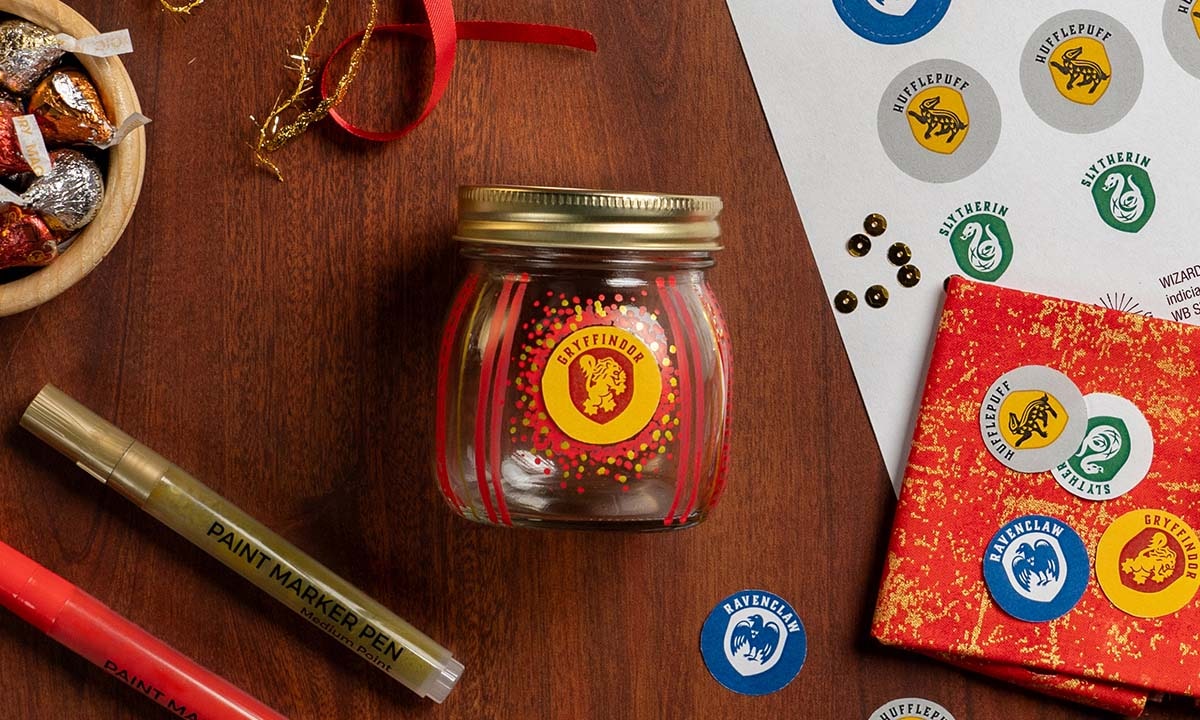 decorate each of the hogwarts house mason jars