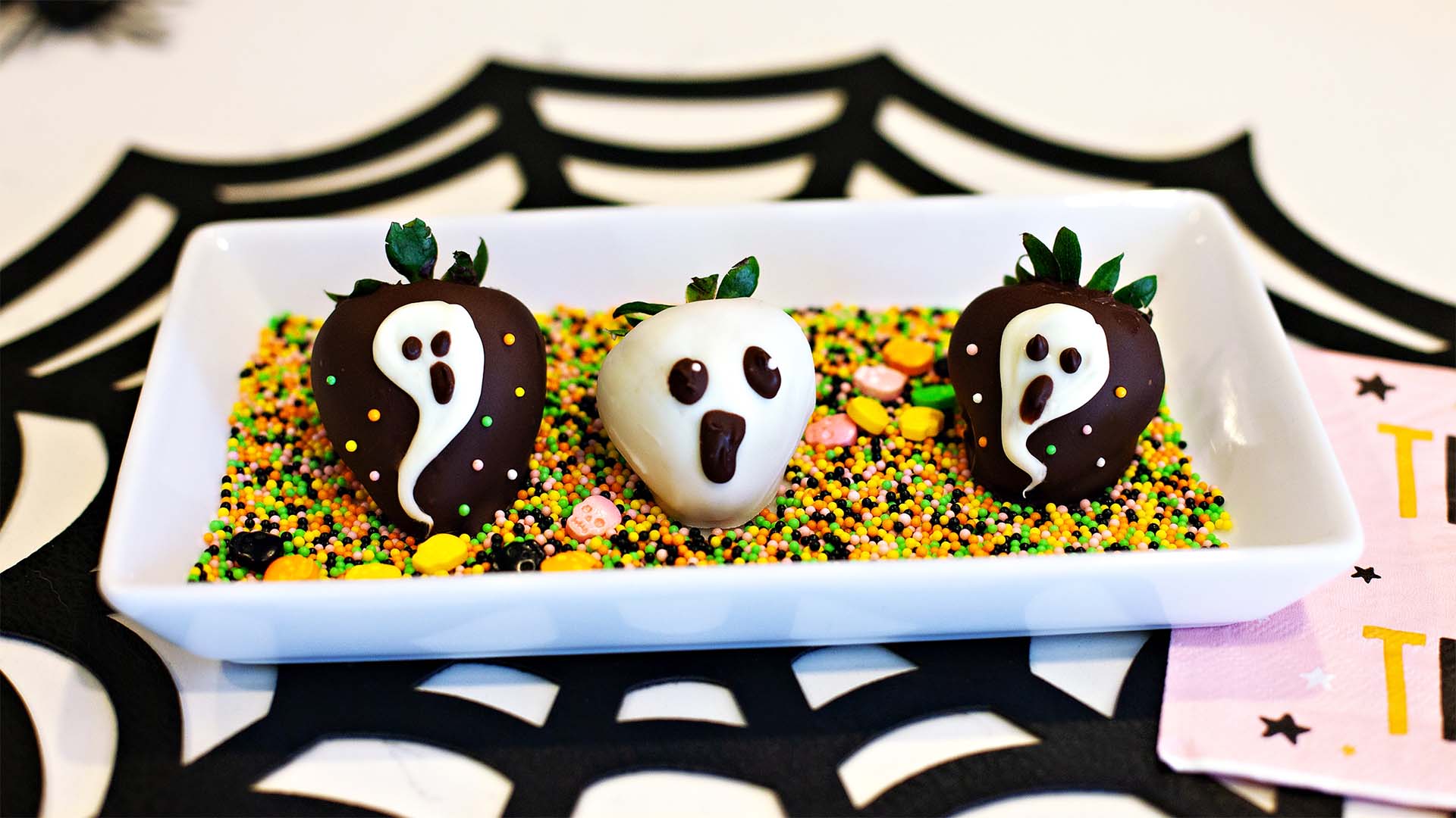 halloween chocolate coverered strawberries recipe